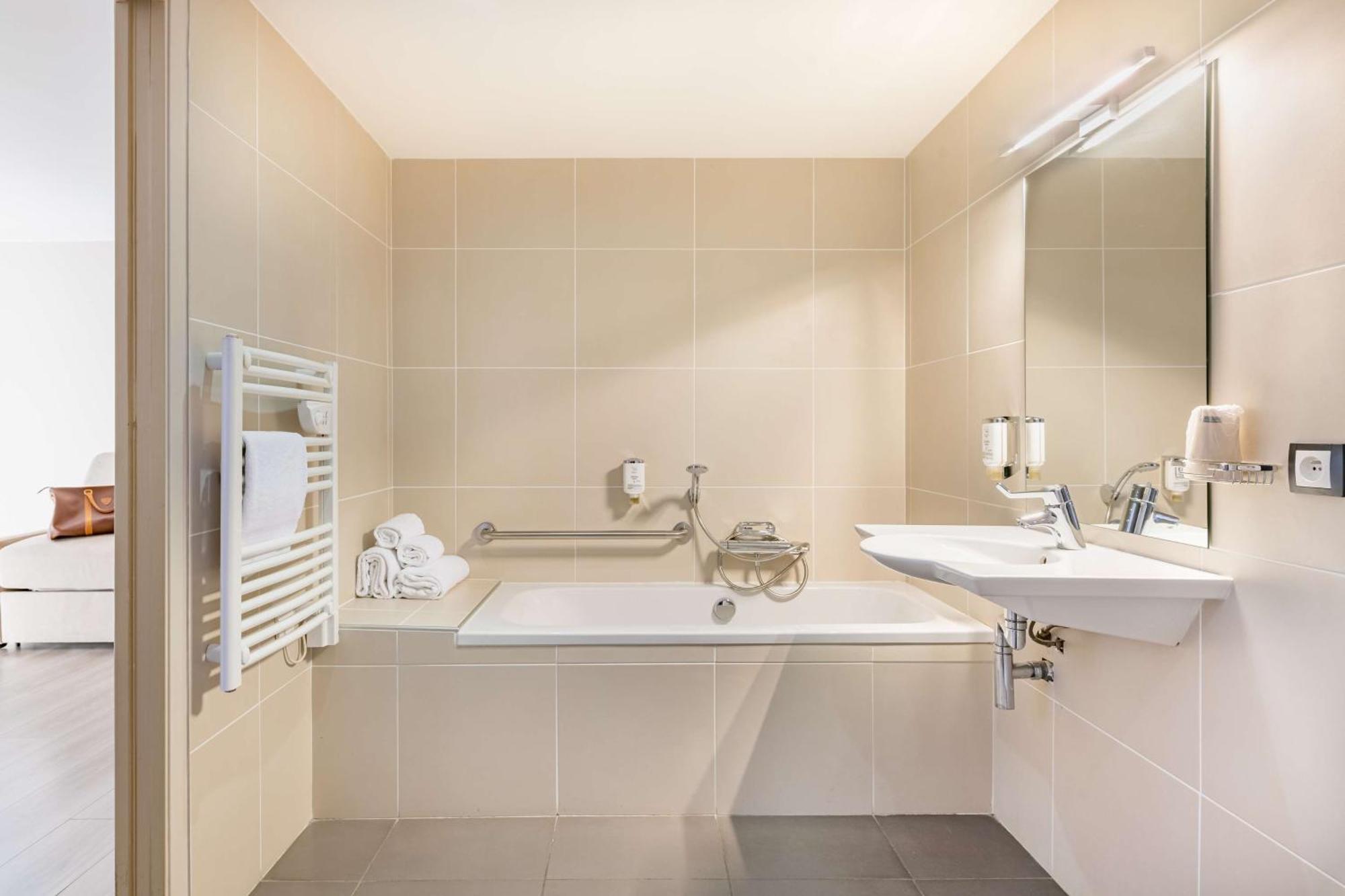 Best Western Hotel Des Barolles - Lyon Sud Brignais Buitenkant foto